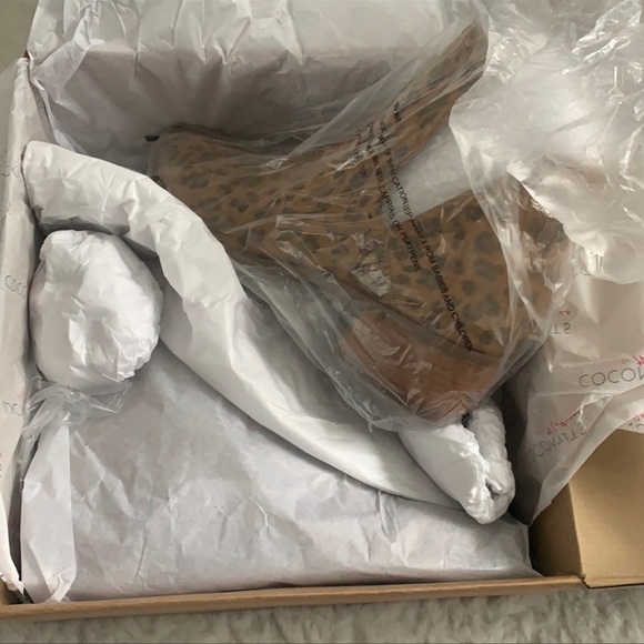 New in box Matisse suede cutout booties - Picture 5 of 6